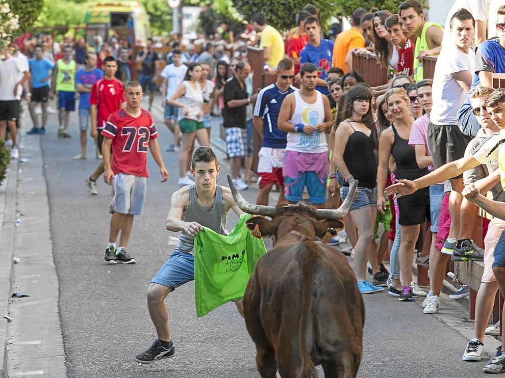 Un joven cita a la vaquilla con una camiseta.
