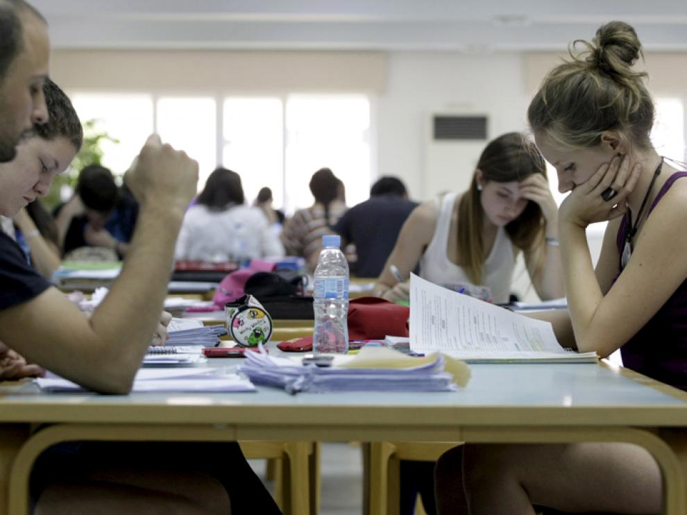 Varios estudiantes en la Biblioteca Pública de Soria