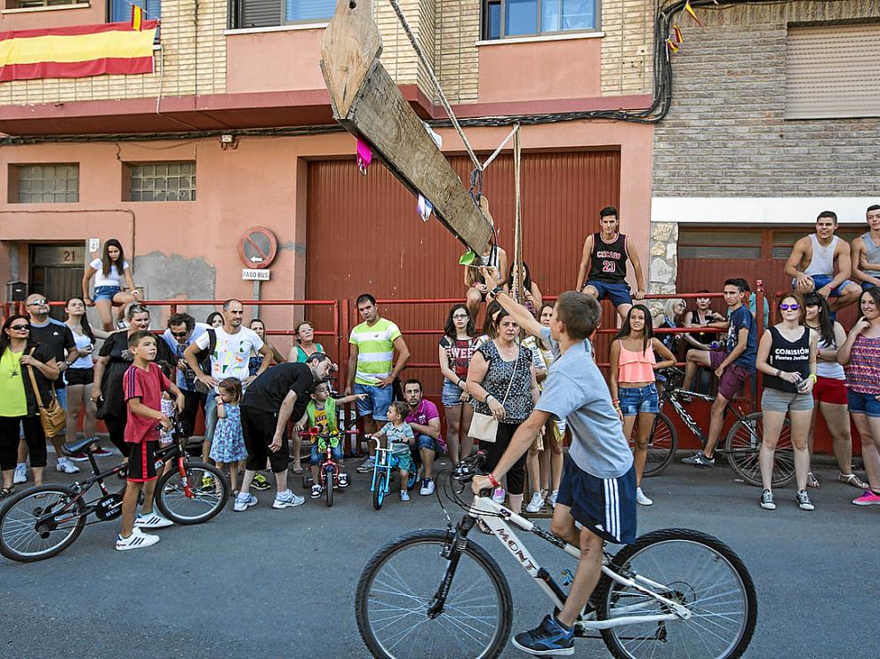 Un niño trata de agarrar una cinta durante el concurso.