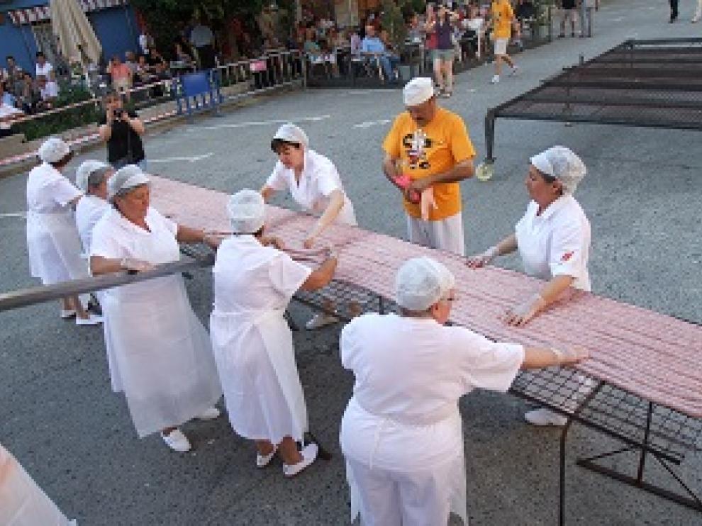 La longaniza de más de un kilómetro de Graus en plena elaboración en la pasada ediión.