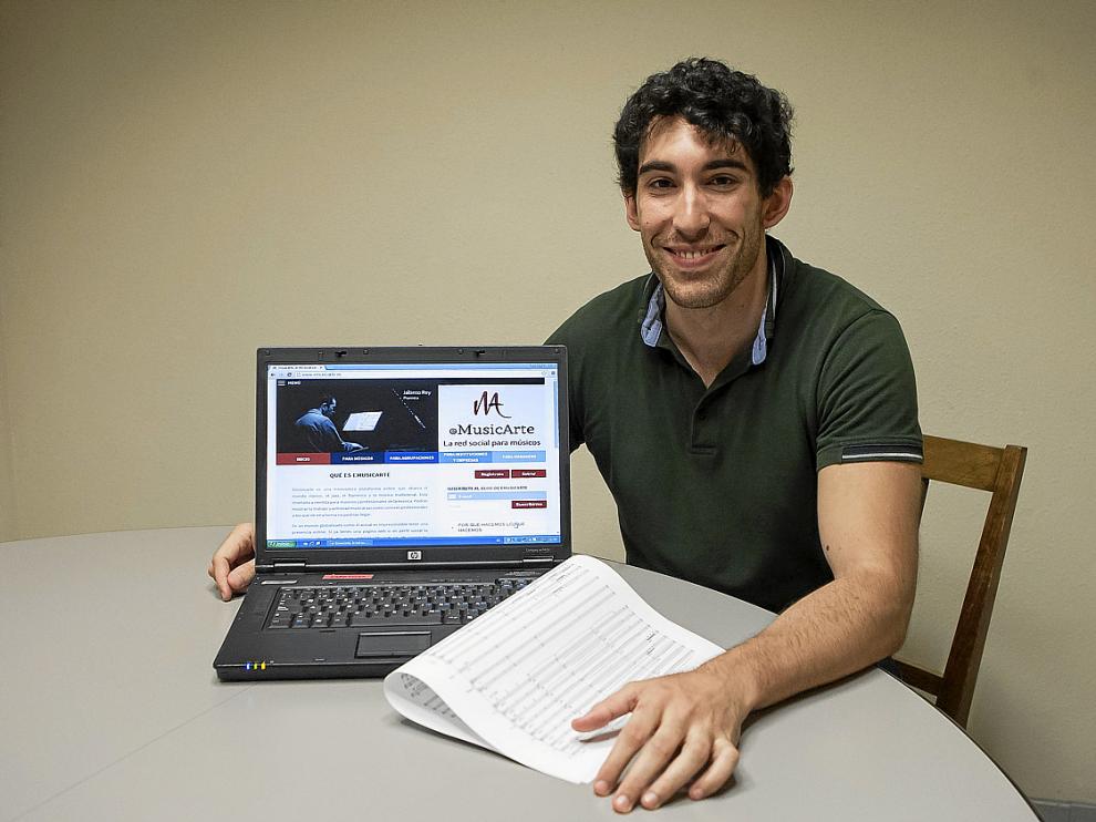 Ismael Palacio, compositor y fundador de 'emusicarte', junto a sus partituras y su web.