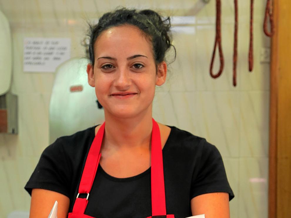 Vanesa López, de la carnicería Cuarzo, con una pieza de churrasco