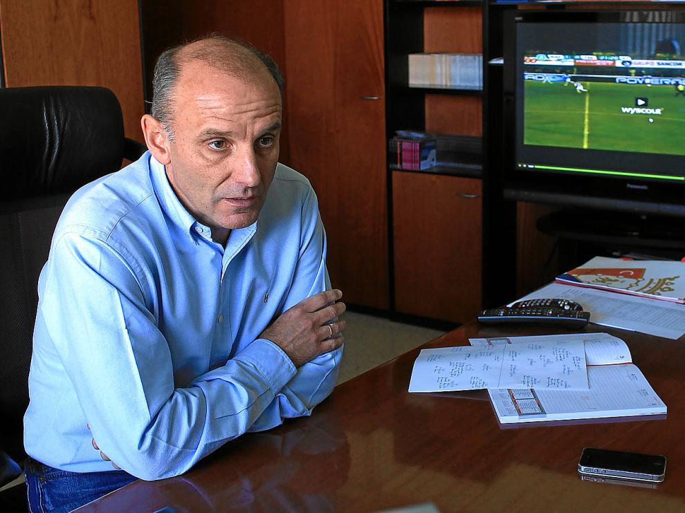 Ángel Martín González, en su despacho, en una imagen reciente cuando ejercía como director deportivo del Osasuna.