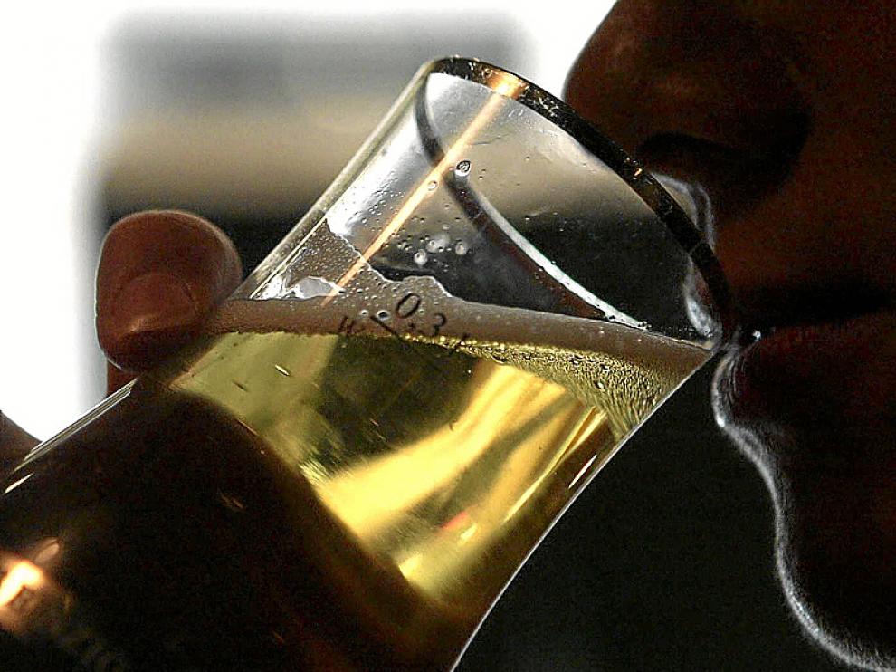 Es la bebida más antigua obtenida por fermentación, proceso que convierte los azúcares en alcohol.