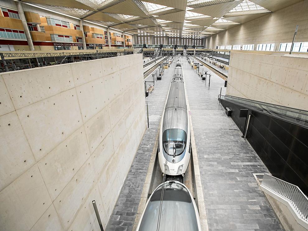 Una doble composición del AVE Madrid-Zaragoza-Barcelona, en la estación de Delicias.