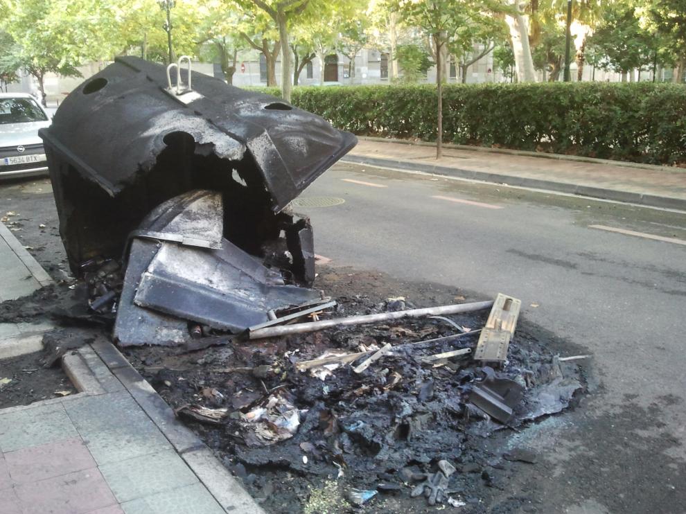 Contenedor quemado en la plaza de Los Sitios.