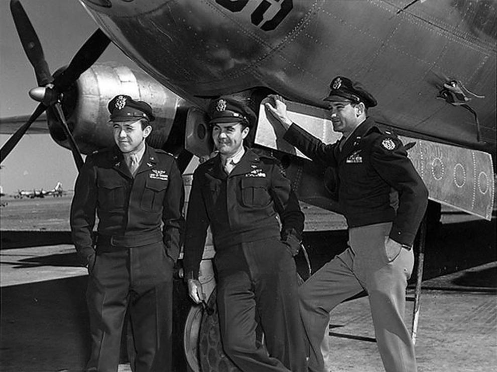 Imagen de 1945, donde aparece parte de la tripulación del Enola Gay. Theodore Van Kirk es el primero por la izquierda.