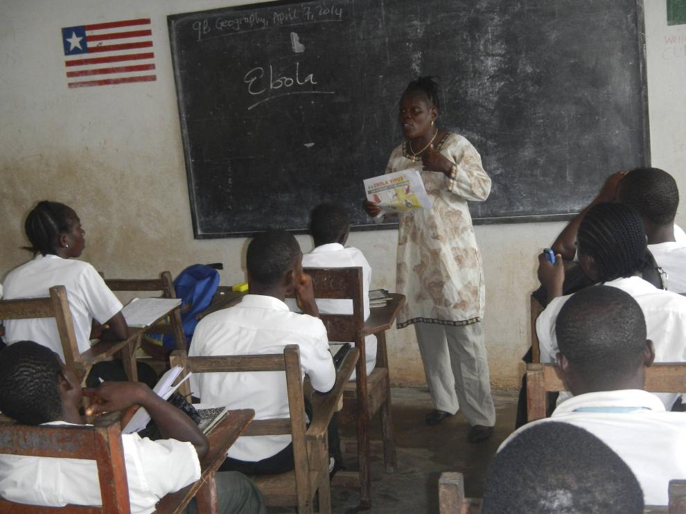 Una profesora habla a sus alumnos sobre el ébola, en Liberia