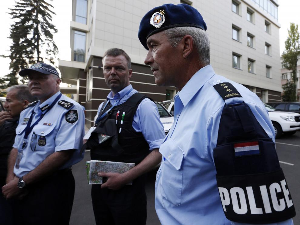 Policías australianos de vuelta del lugar del siniestro