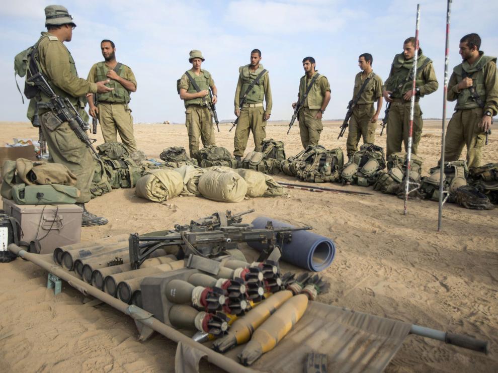 Un grupo de soldados de Israel, junto a la munición