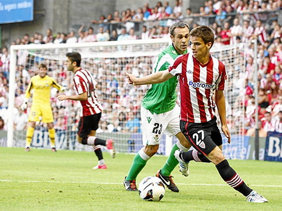Ruiz de Galarreta (27) pugna con el bético Nacho en el viejo San Mamés.