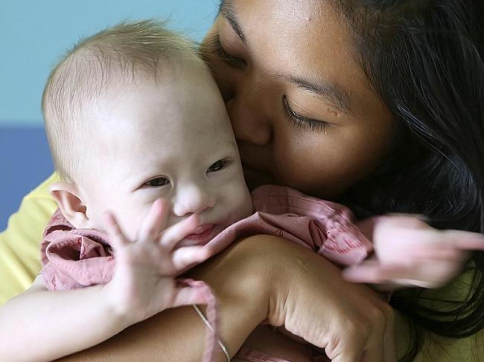 Pattaramon Chanbua con su bebé con síndrome de down