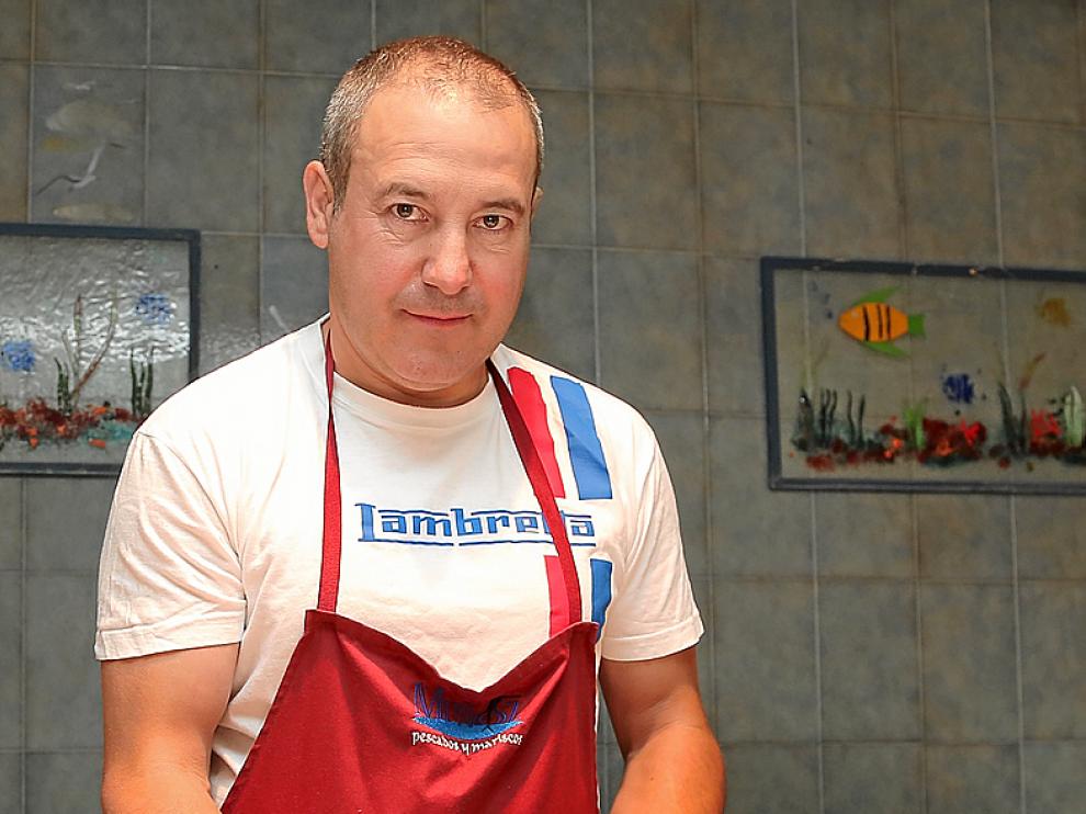 Ángel Muñoz, dueño de pescados Muñoz, muestra un ejemplar de cabracho
