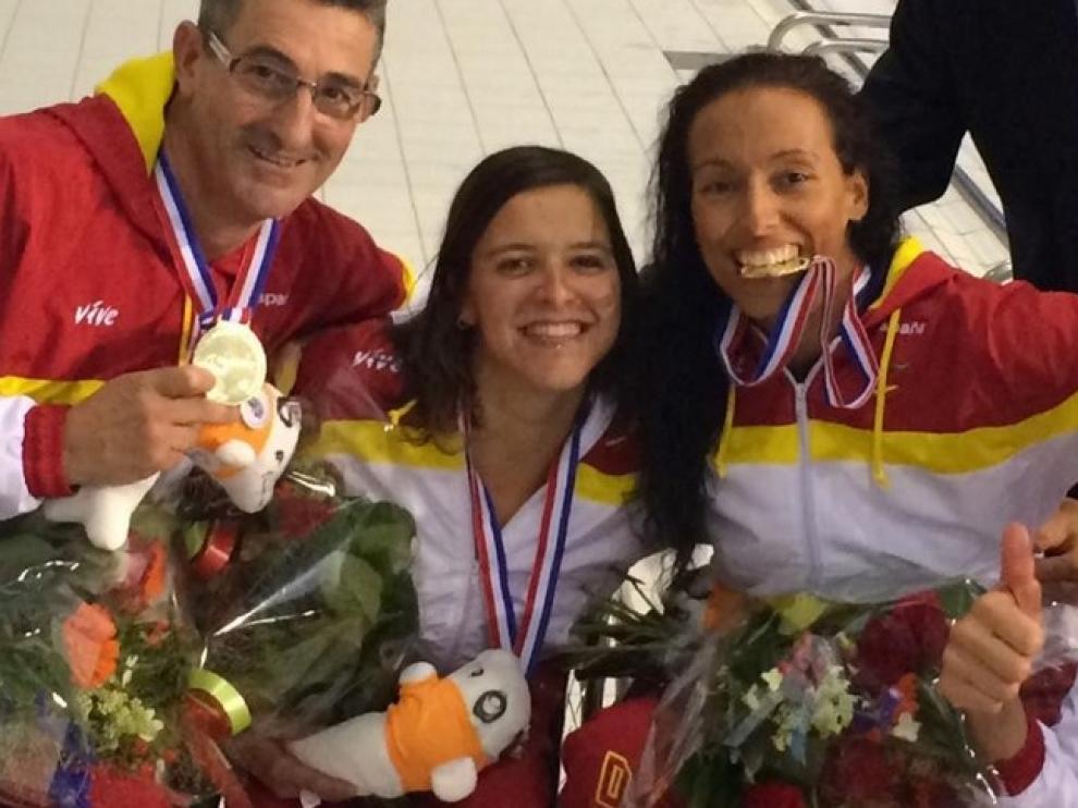 Teresa Perales celebra la medalla con sus compañeros