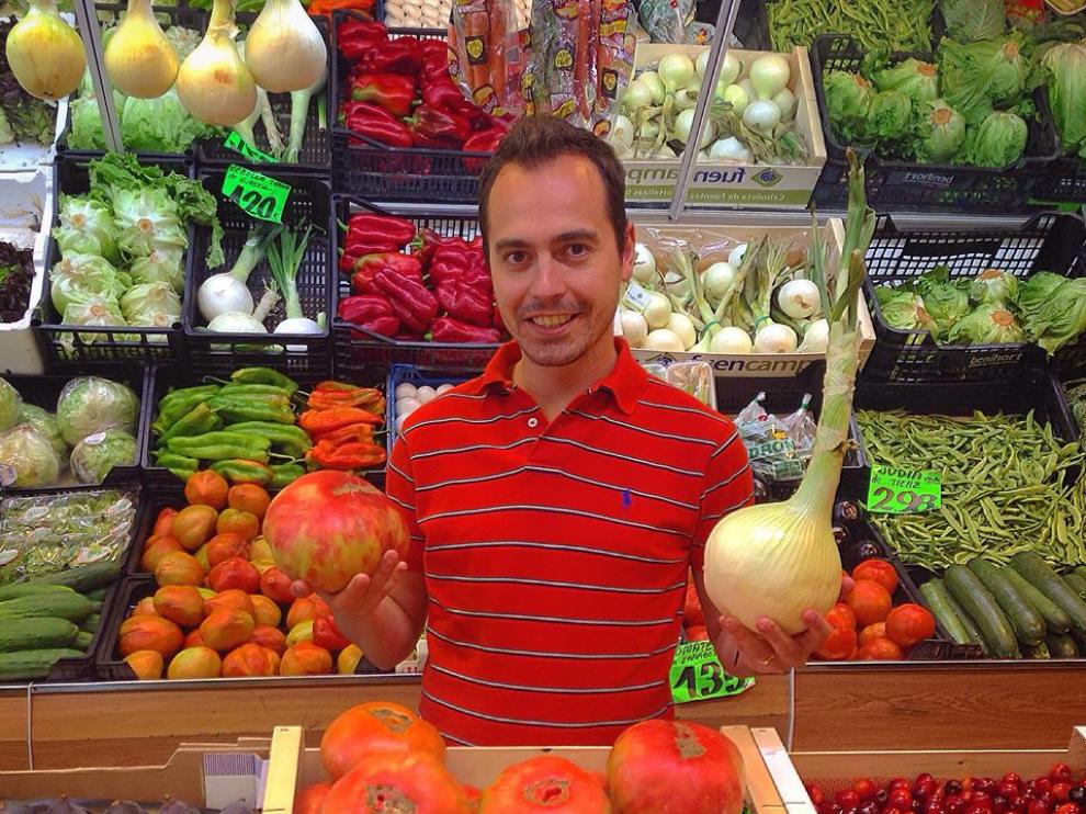La frutería T&M El Encanto del Barrio acoge este jueves la II Fiesta Internacional del Tomate Rosa de Huesca.