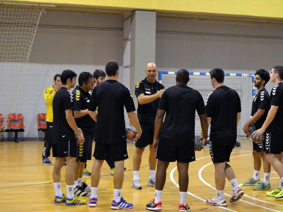 Demetrio Lozano y los jugadores, en la cancha