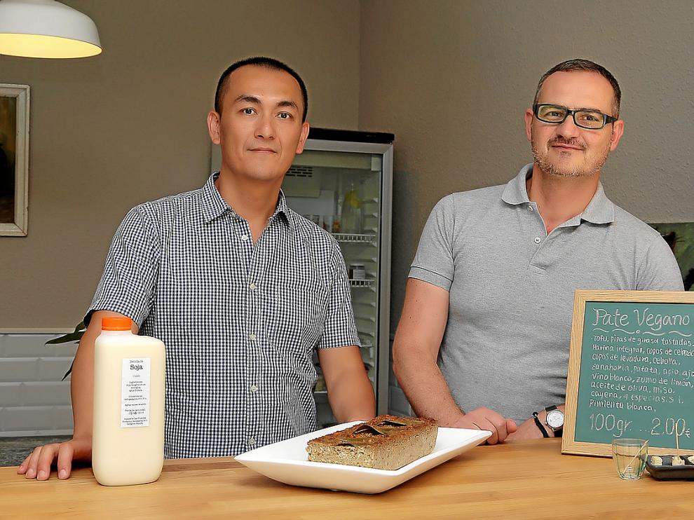 Sean Lo y Jesús Alonso ante un plato de paté vegano