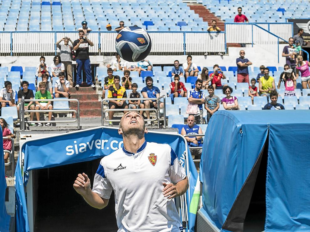 Vullnet Basha posa ante los aficionados zaragocistas
