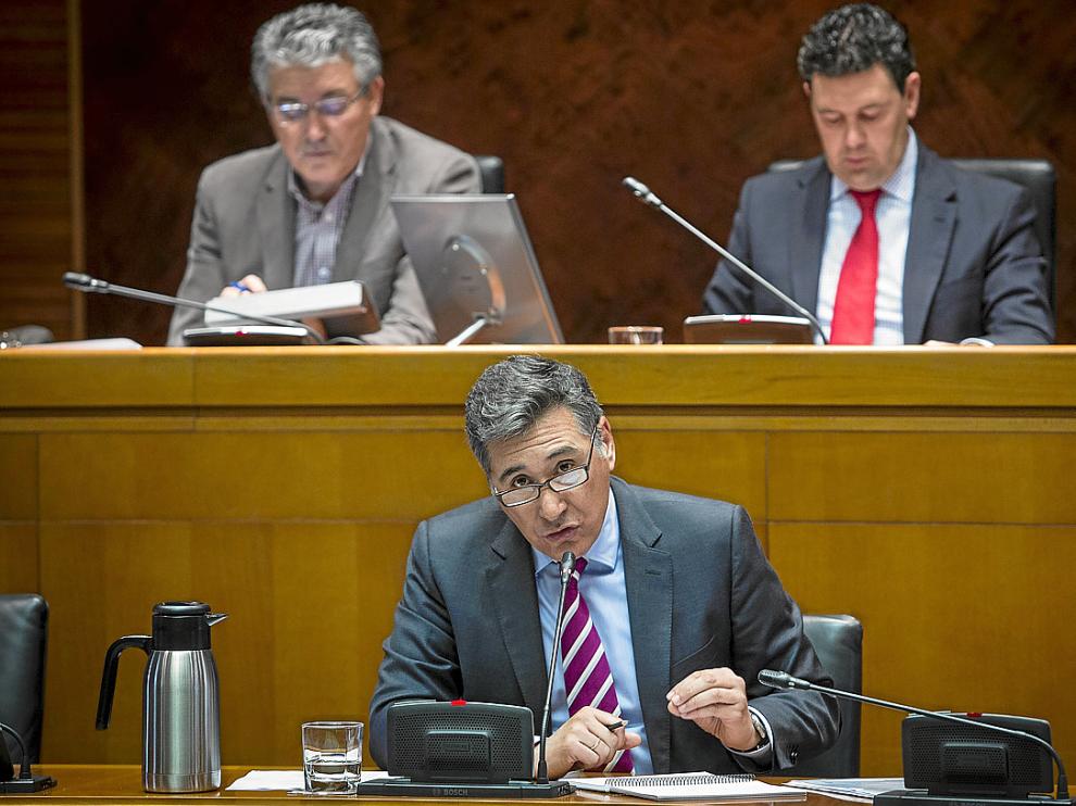 El consejero de Sanidad, Ricardo Oliván, durante una comparecencia en una comisión de las Cortes.