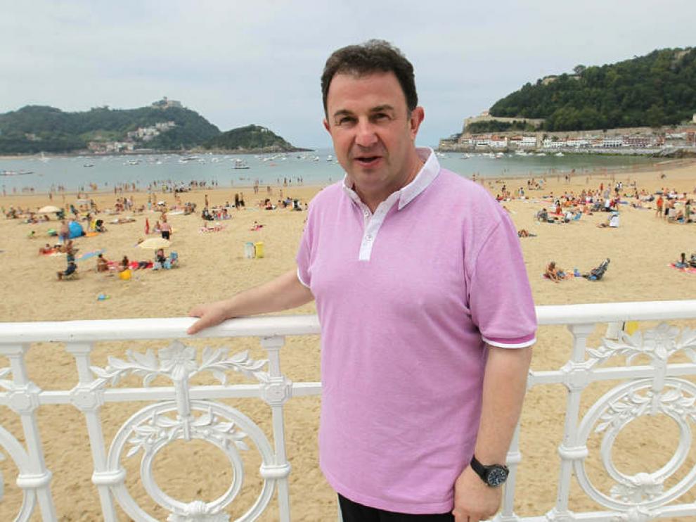 Martín Berasategui posa en la playa de la Concha de San Sebastián