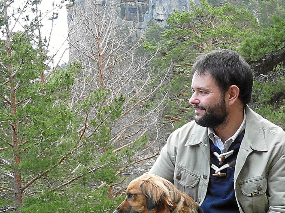 Ignacio Javier Gil Crespo junto a su perro en la Laguna Negra.