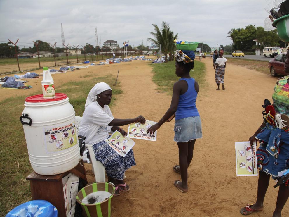 Una mujer liberiana de la Red de Mujeres informa sobre el virus del ébola en un campamento en Monrovia.