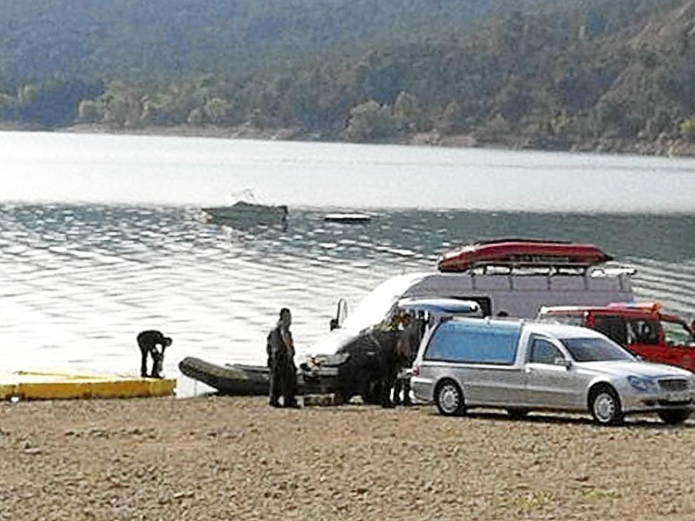 Momento en que los agentes iban a proceder al levantamiento del cadáver para trasladarlo al depósito de Binéfar.