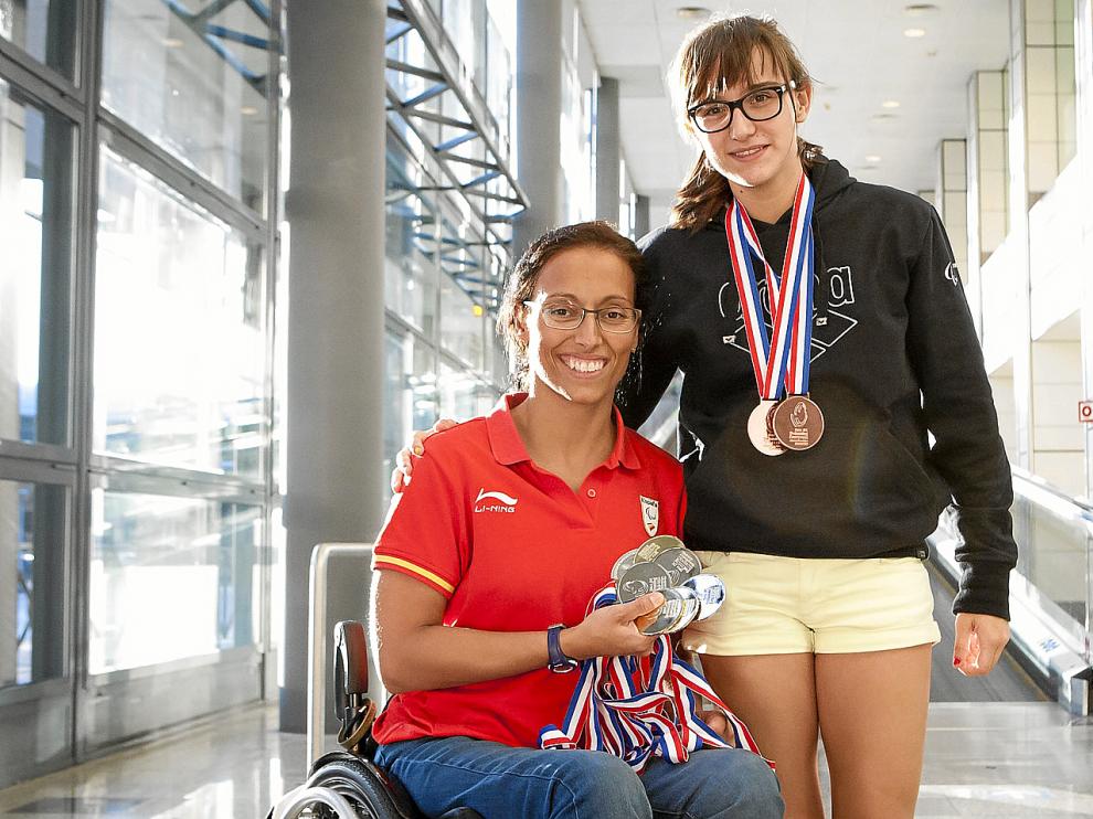 Teresa Perales y María Delgado posan en la terminal T2 del aeropuerto de Madrid con las medallas conseguidas en el Europeo.