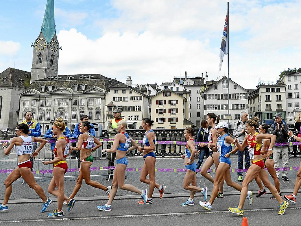 Poves (segunda por la derecha), durante el transcurso de la prueba de marcha.