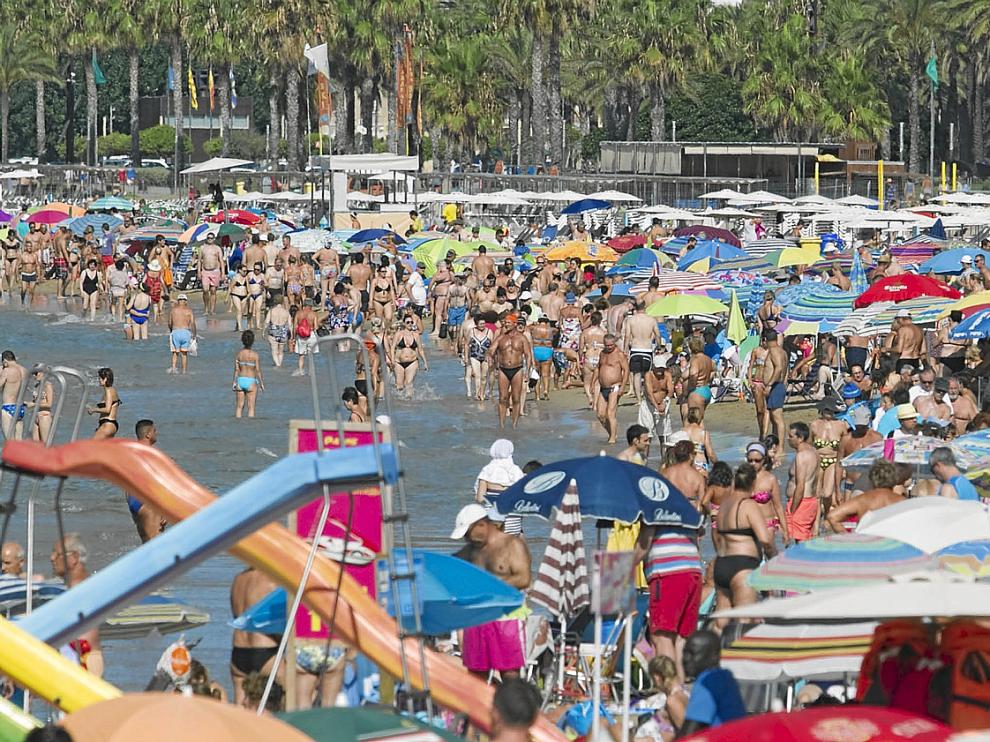 Los hoteles de la Costa Dorada están este puente al 100%. En la imagen, la playa de Levante de Salou, ayer a primera hora.