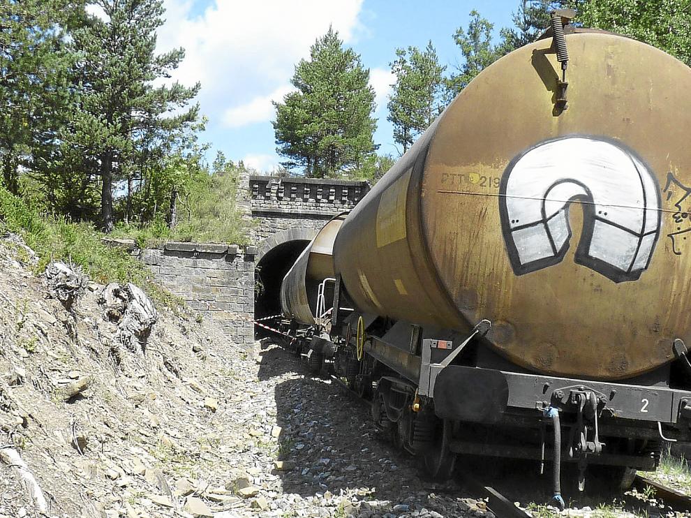 El tren descarriló a la entrada de un túnel en Castiello y cuatro de los 14 vagones se encuentran en el interior.