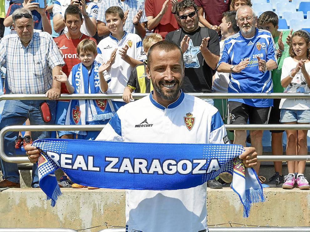 Mario Álvarez sonríe ante la afición que acudió a la Romareda en su presentación.
