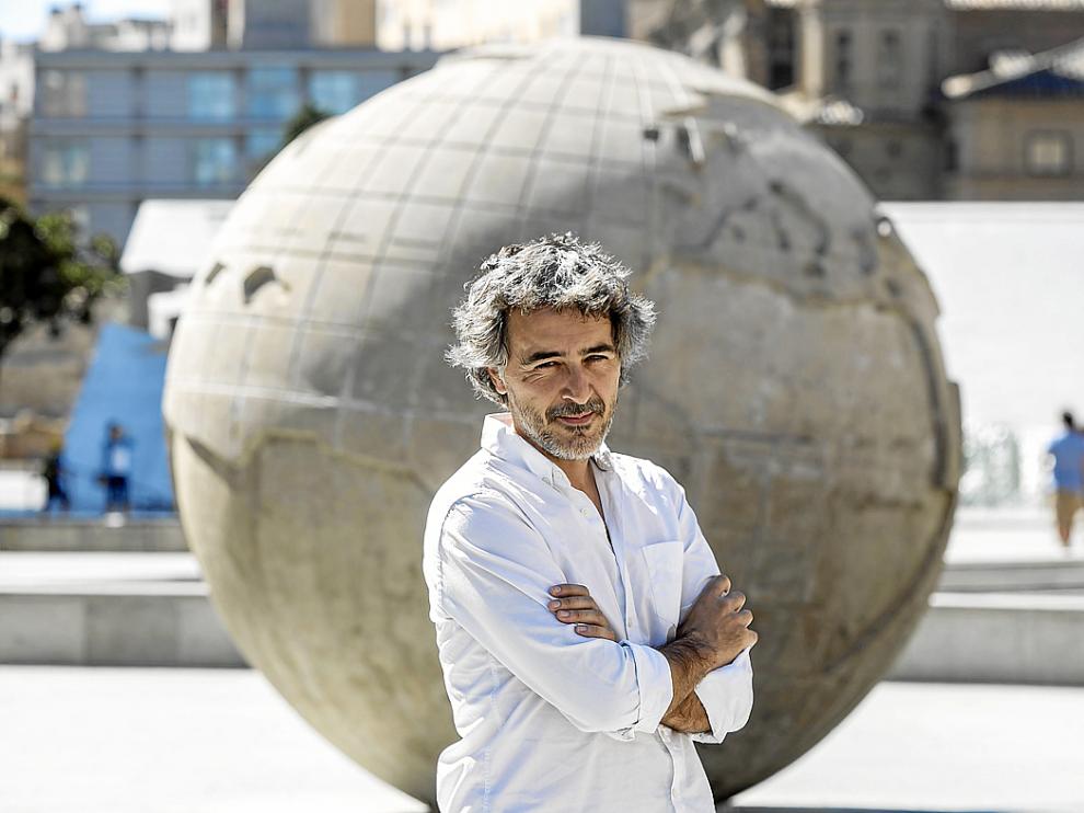 Jorge Adiego, delante del globo terráqueo gigante de la plaza del Pilar.