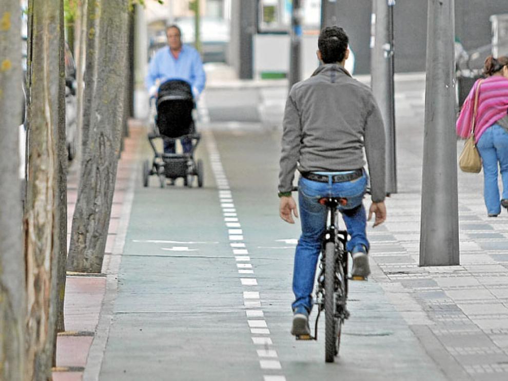 Usuarios del carril bici en Mariano Vicén