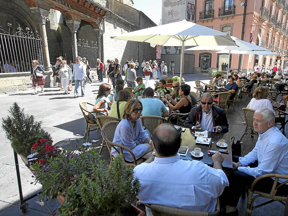 Numerosos turistas pasearon y disfrutaron ayer de las terrazas en el entorno de la catedral de Jaca.