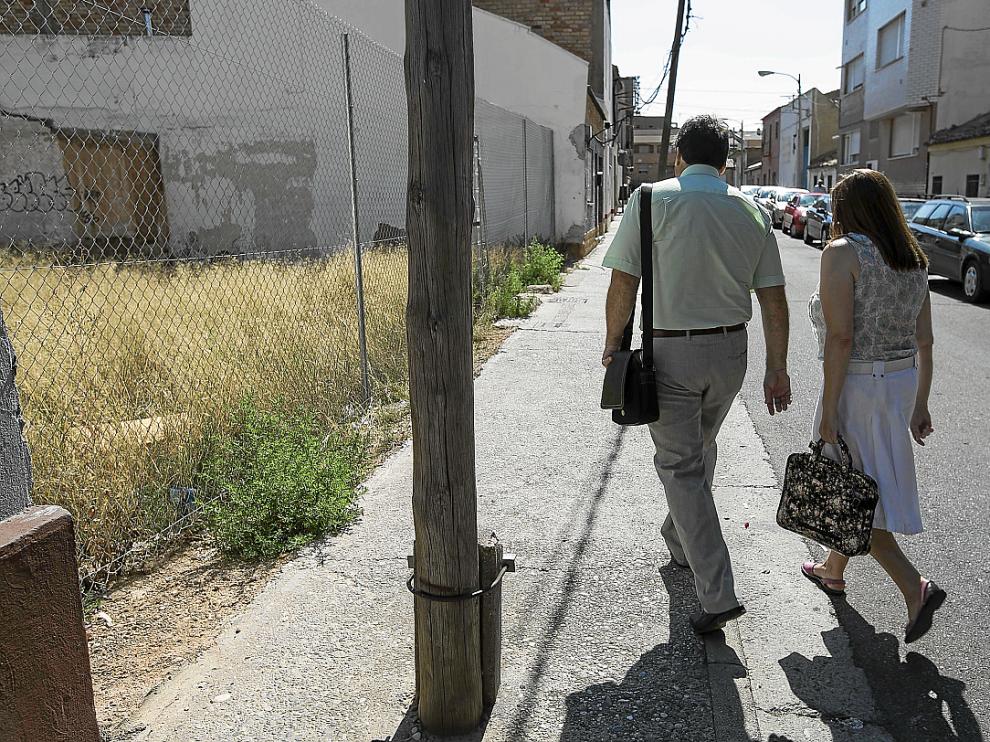 Solares vacíos y postes en las aceras en las calles interiores de Valdefierro.