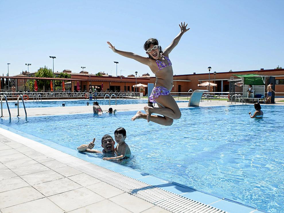 Una familia haciendo uso ayer de las instalaciones deportivas de La Cartuja Baja.