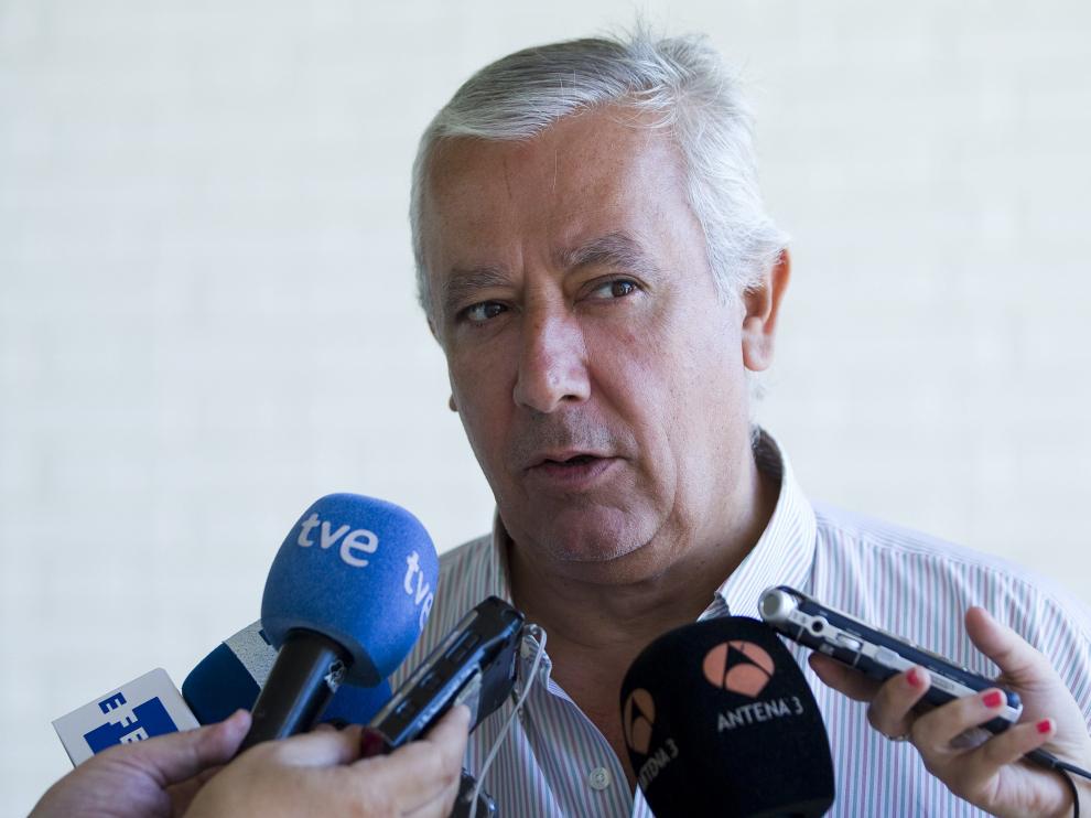 Javier Arenas, entrevistado por los medios.