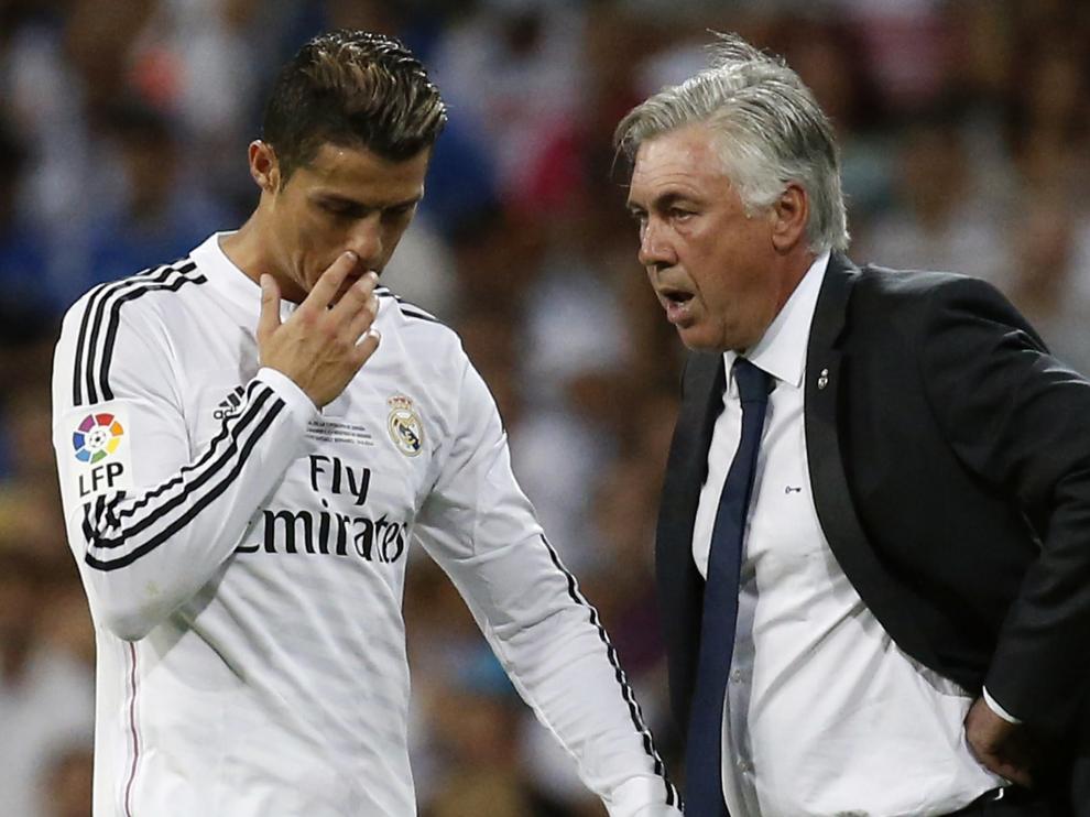 Ancelotti y Cristiano conversan durante el partido