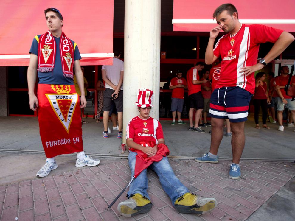 Aficionados del Murcia tras conocer el descenso del club