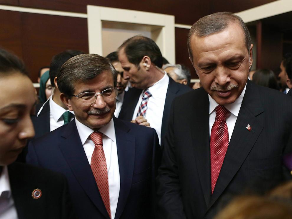 Davutoglu (izquierda) y Erdogan (Derecha) en una imagen de archivo