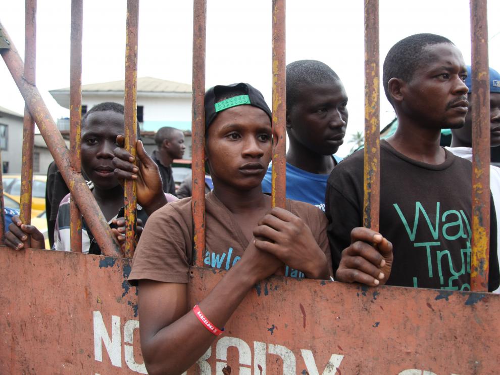 Residentes en Guinea, en el West Point, esperan que les sean entregados alimentos como parte del plan de cuarentena