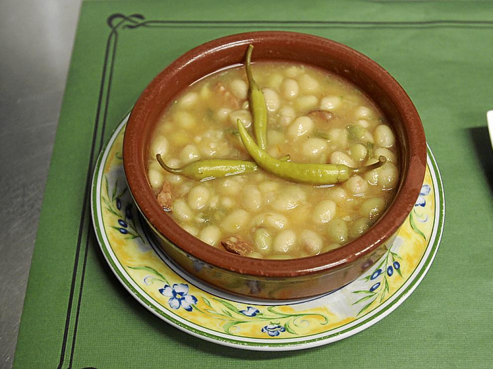 Un plato de pochas con guindilla
