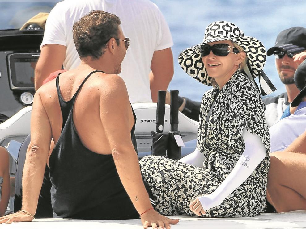 Madonna sorprende a todos un año más embutida en la extraña indumentaria con la que salió a navegar con unos amigos por las aguas de Ibiza en su imponente yate.