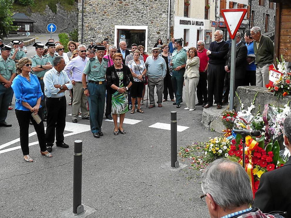 Vecinos, guardias civiles y políticos arroparon ayer en Sallent a los familiares de Irene y José Ángel.