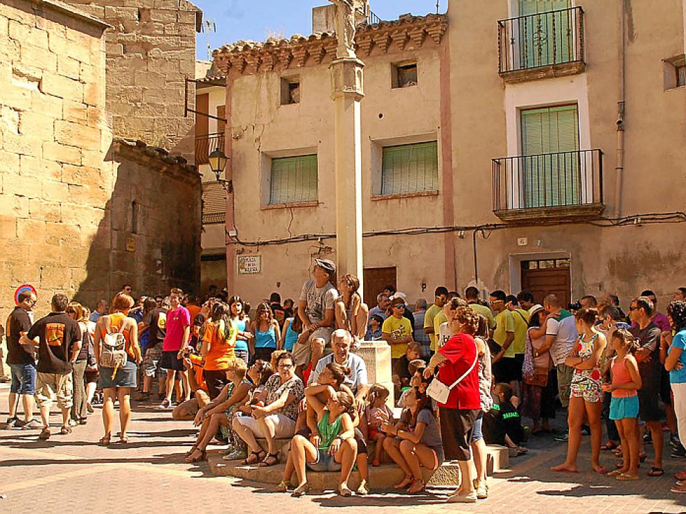 Los nonaspinos reunidos ayer en la plaza del pueblo.