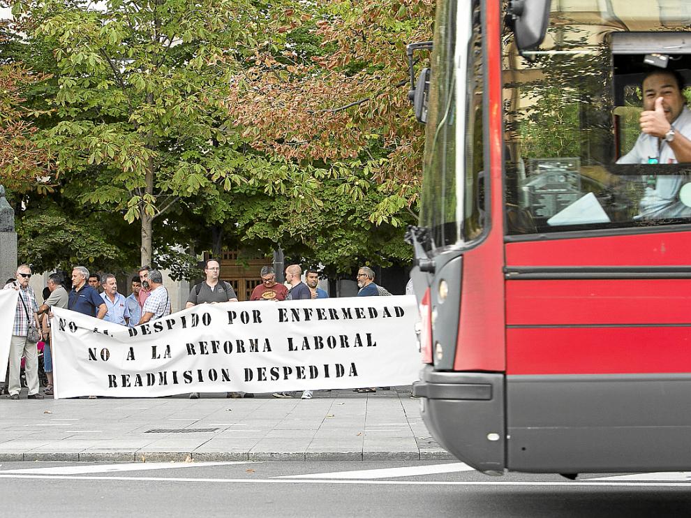 Unos 40 trabajadores del bus urbano se concentraron ayer en la plaza de Aragón.