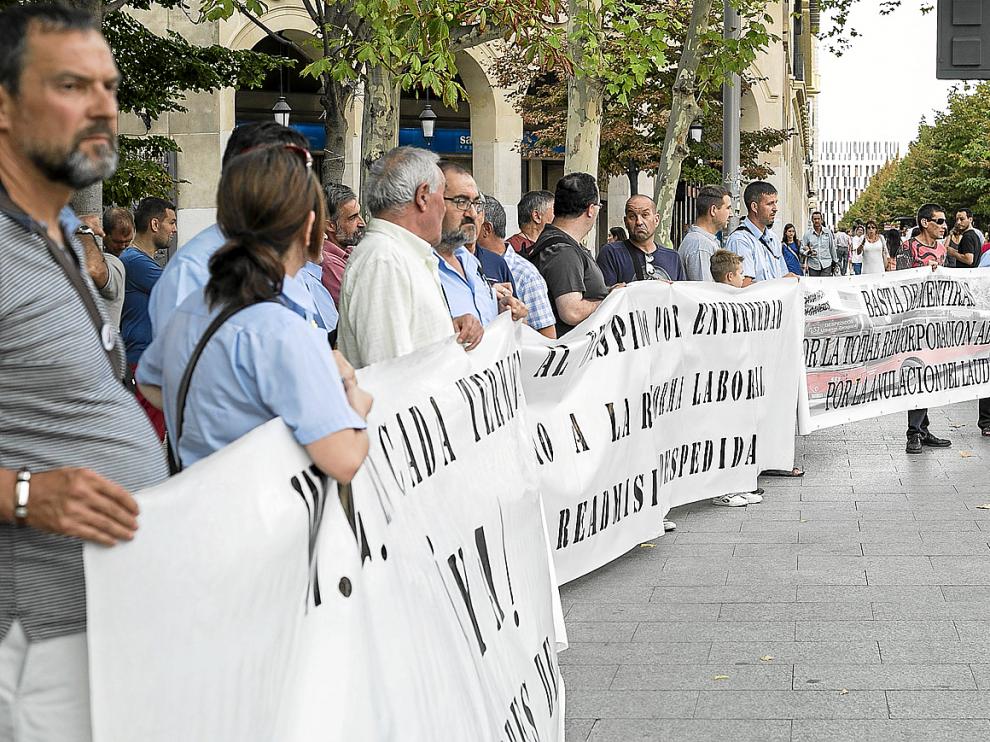 Un grupo de trabajadores de Auzsa, el pasado miércoles, durante un concentración de protesta.