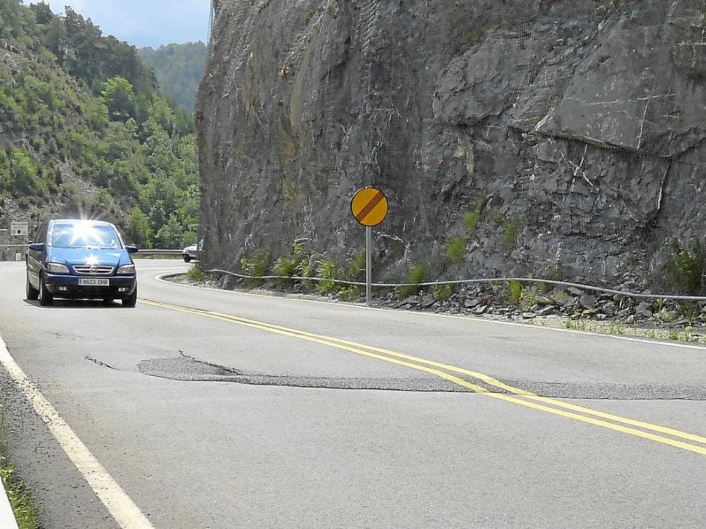 Una de las deformaciones que presenta la carretera A-136 entre Escarrilla y el Portalet.