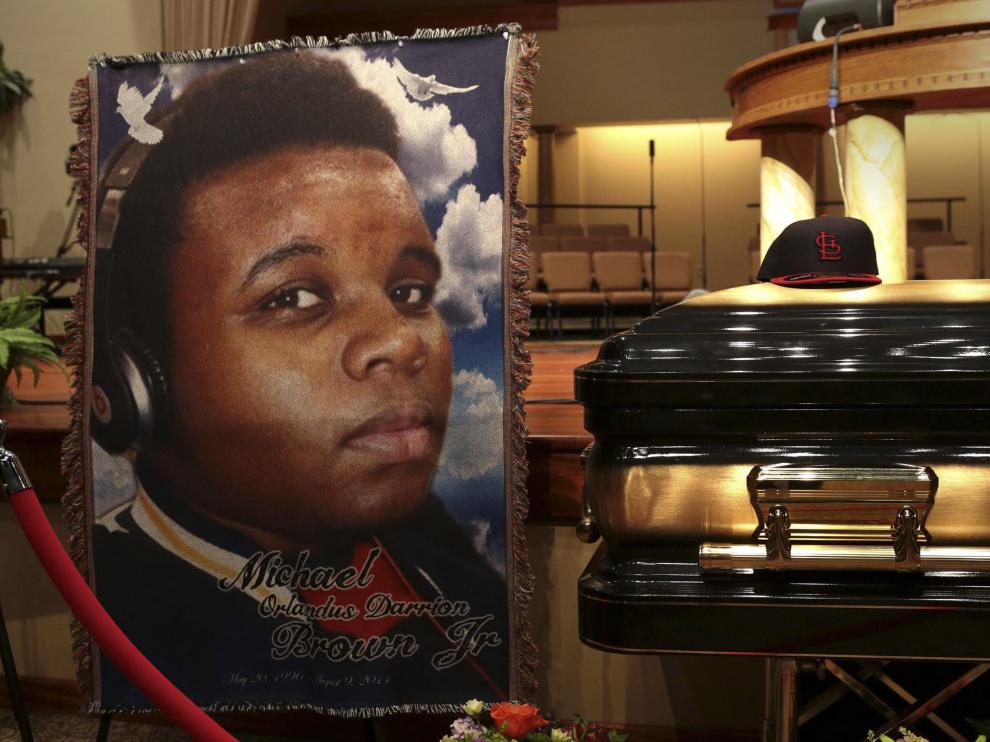 Féretro con los restos mortales del joven Michael Brown